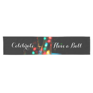 Celebrate Table Runner von RoseWrites Kurzer Tischläufer