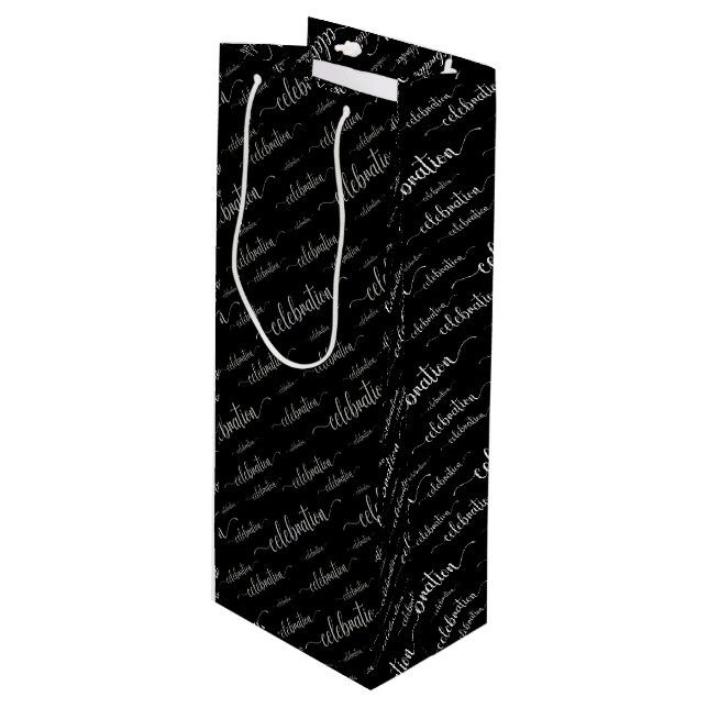 Celebration Script Silver Pattern auf schwarz Geschenktüte Für Weinflaschen (Vorderseite Schrägansicht)