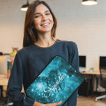 Celestial Aqua Aquamarin Starry Sparkle Extravagan Laptopschutzhülle<br><div class="desc">Erstellen Sie Ihre eigene Sterne Aqua aquamarinen funkelnd Himmelsmuschel Foto Laptop Ärmel. Extravagante dunkle aquamarine Kalligraphie Monogramm gepaart mit einem modernen weißen Skript für ihren Vornamen. Stellen Sie die Farbe, den Stil oder die Größe des Schriftartes ein. Dieses Girly-Geschenk wurde mit einem Nebel-Image von NGC 3603 mit einem schönen Aqua...</div>