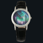 Celestial Aurora Borealis Northern Lights Vivid Armbanduhr<br><div class="desc">Die atemberaubende Nordlichtuhr, ein wahrhaft himmlisches Meisterwerk, das die bewundernswerte Schönheit des Nachthimmels erahmt. Diese Uhr zeigt eine lebendige Darstellung der Nordlichter, die den Wald und die Berge unter einem schwarz-dunkelblauen Himmel mit Sternen zeigt. Die Nordlichter selbst sind brillant mit wirbelnden dunkelgrünen, lebendigen türkisblauen, lila und dunklen lila Farbtönen dargestellt,...</div>