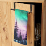 Celestial Aurora Borealis Northern Lights Vivid Geschirrtuch<br><div class="desc">Das bezaubernde Küchentuch mit dem Thema Northern Lights - ein praktisches und dennoch künstlerisches Detail, das den Himmel in Ihren kulinarischen Raum einführt. Dieses außergewöhnliche Handtuch zeigt eine lebendige Darstellung des Waldes, der Berge und einen sternenförmigen Nachthimmel, der durch die faszinierende Darstellung der Aurora Borealis erhellt wird. Vor dem Hintergrund...</div>