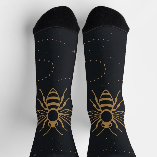 Celestial Bee Trail – Elegant Cosmic Gold Design Socken (Oben)