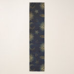 Celestial Blue Gold Sun Moon Stars Schal<br><div class="desc">Modernes Universum mit goldenen Himmelselementen,  dunkelblauem Muster,  mit einer Kollektion von Monden,  Sonne,  Sonnenaufgang,  Sternen,  Dreiecken und dem mystischen,  schützenden bösen Augentalisman,  in leuchtenden Imitaten Goldfolie,  auf tiefblauem,  dunkelblauem Hintergrund. Eine Alchemie heilige Geometrie Galaxie Symbole Illustration.</div>