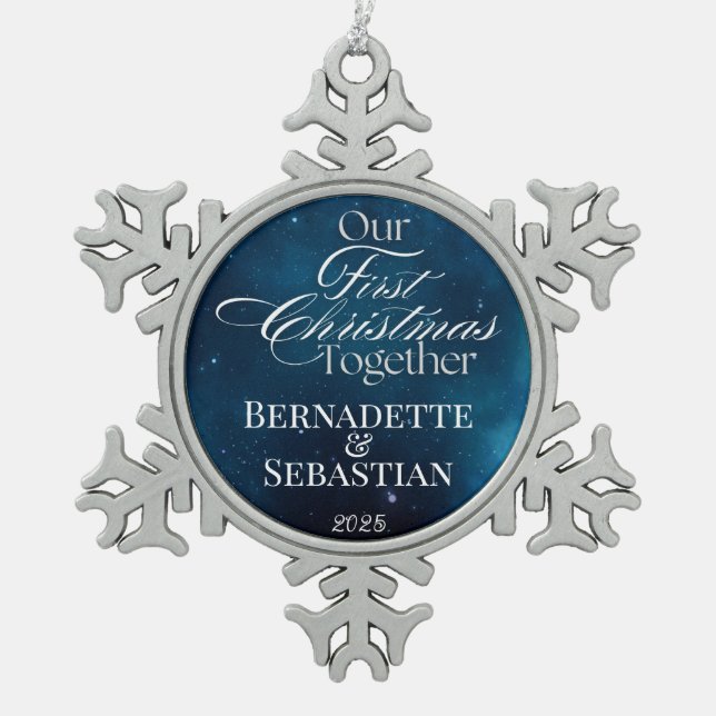 Celestial Deep Blue Unsere ersten Weihnachten geme Schneeflocken Zinn-Ornament (Vorderseite)