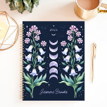 Celestial Floral Moon Phase Individuelle Name Planer<br><div class="desc">Dieses bezaubernde Design besticht durch ein himmlisches Mondphasen-Motiv, das von zarten Aquarellfloralen in sanften Lavendel- und Rosatönen gerahmt ist. Das Set vor einem tiefen Marinesturm. Personalisiert mit einem individuelle Name und das Jahr 2025 verbindet es kosmischen Charme mit botanischer Eleganz. Ideal für spirituelle Suchende, Astrologen oder alle, die einzigartige und...</div>