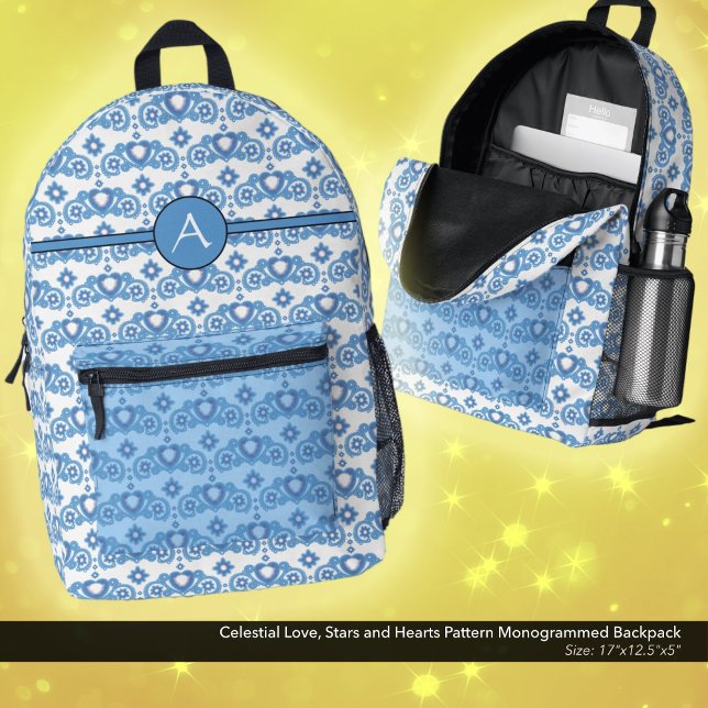 Celestial Liebe Stars Herz Muster Mit Monogramm Bedruckter Rucksack (Celestial Love, Stars and Hearts Pattern, Monogrammed Backpack in White and Light Blue.)