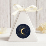 Celestial Midnight Gold Moon Wedding Runder Aufkleber<br><div class="desc">Unsere Kollektion "Celestial Gold Wedding" besticht durch einen wunderschönen Halbmond mit goldenen Sternen in verschiedenen Designs auf einem samtenen Mitternachtsblauen Hintergrund gepaart mit eleganten Schriftart. Einfach zu personalisieren und Sie können unter vielen anderen Artikeln aus dieser Sammlung in unserem Shop wählen.</div>