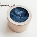 Celestial Night Sky Silver Vielen Dank für Ihr Int Runder Aufkleber<br><div class="desc">Dieses himmlische Nachthimmel silber danke Ihnen einen Sticker ist perfekt für Ihre verzauberte Unter-dem-Sterne Hochzeit. Der dunkelmarineblau blaue Aquarellhimmel, mit Silberstern übersät, Set den Ton für Ihren Abend Boho Outdoor Hochzeit. Personalisieren Sie es, wie Sie es wünschen oder behalten, wie es ist. Schauen Sie sich die Erholung der Sammlung an,...</div>