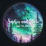 Celestial Northern Lights Hochzeit Pappteller<br><div class="desc">🌌🍽️ Wir stellen Ihnen unsere Hochzeitsfeiern vor, 🍽️ Sie Ihr Hochzeitsbankett mit dem himmlischen Charme unserer Celestial Aurora Borealis Northern Lights Wedding Suite 🌟 Illuminieren und Ihnen exquisite Hochzeitsfeiern vorstellen, die den Zauber der Nordlichter einfangen. Diese Teller mit einer faszinierenden Darstellung des ruhigen Waldes vor der Kulisse des atemberaubenden Nordlichtes...</div>