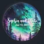 Celestial Northern Lights Hochzeit Pappteller<br><div class="desc">🌌🍽️ Wir stellen Ihnen unsere Hochzeitsfeiern vor, 🍽️ Sie Ihr Hochzeitsbankett mit dem himmlischen Charme unserer Celestial Aurora Borealis Northern Lights Wedding Suite 🌟 Illuminieren und Ihnen exquisite Hochzeitsfeiern vorstellen, die den Zauber der Nordlichter einfangen. Diese Teller mit einer faszinierenden Darstellung des ruhigen Waldes vor der Kulisse des atemberaubenden Nordlichtes...</div>