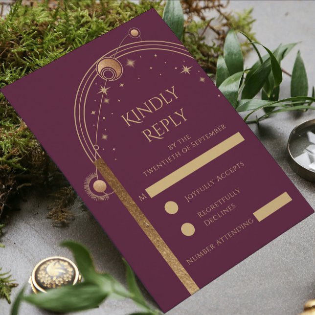 Celestial Plum Gold Sun Moon Stars Hochzeit RSVP Karte (Von Creator hochgeladen)