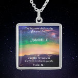 Celestial Starry Night Sky Psalm 19:1 Christlich Sterling Silberkette<br><div class="desc">Erleben Sie den Zauber des Nachthimmels mit unserer Starry Night Over Rockies Halskette, einem maßgeschneiderten Schatz, der von der poetischen Schrift Vers Psalm 19:1 inspiriert wird. Diese liebevoll gearbeitete Halskette besticht durch das atemberaubende Panorama der Rocky Mountains unter einem Himmelbett, personalisiert mit Ihrer ausgewählten Schrift und Ihrem Namen. Es ist...</div>