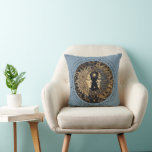 Celestial Sun Moon Custom Quote Blue Round Pillow Kissen<br><div class="desc">Kissen für Himmelskörper, die eine faszinierende Illustration antiker Sonne- und Mondgesichter darstellen, die mit einer Mischung aus altem Mystik und Eleganz entworfen wurde. Die Sonne, strahlend und kraftvoll, strahlt Wärme in den goldenen Farbtönen aus, während der Mond, ruhig und rätselhaft, ein weiches, blaues Licht ausstrahlt. Ihre Ausdrücke sind zeitlos und...</div>
