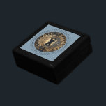 Celestial Sun Moon Stars Keepake Box Personalisier Erinnerungskiste<br><div class="desc">Diese elegante himmlische Keepsake-Box verfügt über eine elegante Sonne,  Mond und Sterne,  auf einem blauen Hintergrund. Sie macht ein großartiges Geschenk,  Sake Box oder Schmuckkasten,  die Sie mit Ihrem Lieblingsangebot oder Ihrem Namen anpassen können.</div>