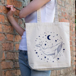 Celestial Whale Tragetasche<br><div class="desc">Line Art Illustration eines Wals auf einem Hintergrund von Sternen und einem Mond.</div>