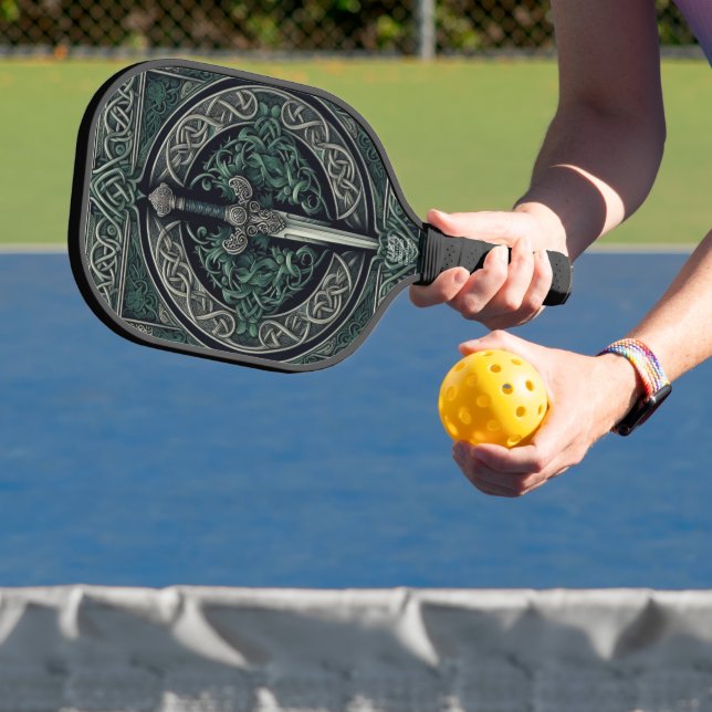 Celtic Green und Silver Sword Pickleball Schläger (InSitu)