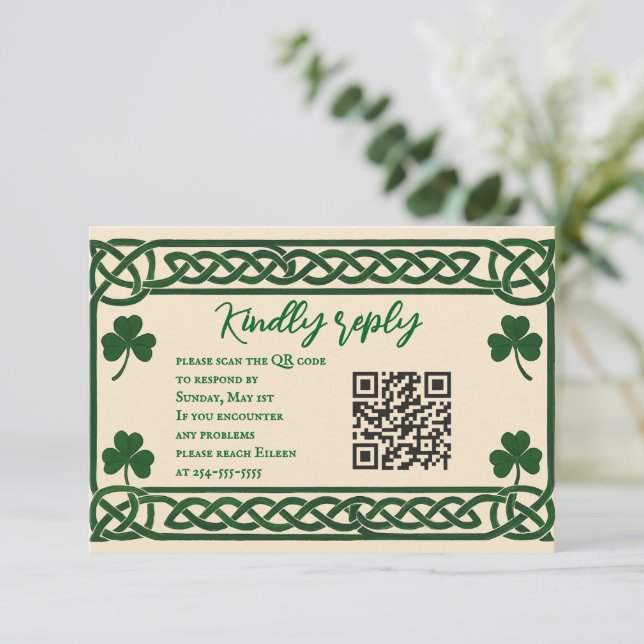 Celtic Kiss QR Code Wedding RSVP Card Karte (Stehend Vorderseite)