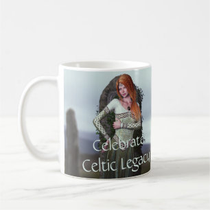 Celtic Lady Posing vor alten Steinen Kaffeetasse