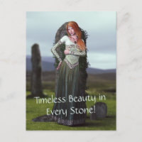 Celtic Lady Posing vor alten Steinen