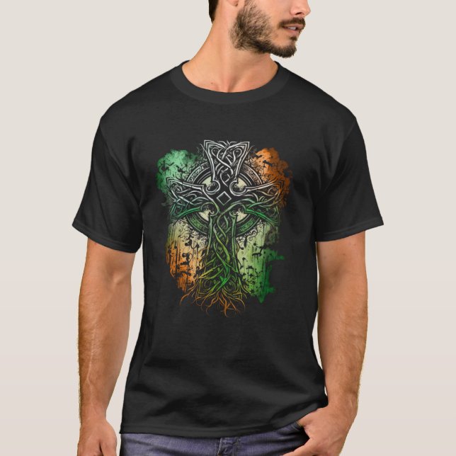 Celtic Style Cross With Irish Flag Colors T-Shirt (Vorderseite)