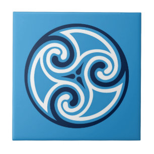 Celtic Triskele Ornament, Sky Blue und White Fliese