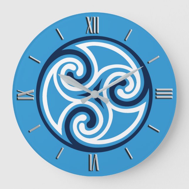 Celtic Triskele Ornament, Sky Blue und White Große Wanduhr (Vorderseite)