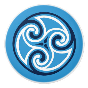Celtic Triskele Ornament, Sky Blue und White Keramikknauf