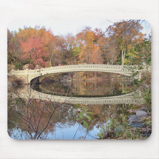 Central Park im Herbst Spiegelungen und Bow Bridge Mousepad (Vorne)