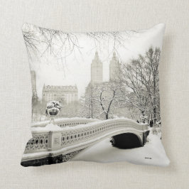 Central Park-Winter - Schnee auf Bogen-Brücke Kissen