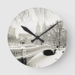 Central Park Winter - Snow on Bow Bridge Runde Wanduhr