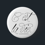 C'est La Vie Quote Chic Typografie Button<br><div class="desc">Das ist La Vie! Moderne und schicke Pi-Taste mit schicken Schriftzeichen-Typografie. Personalisieren Sie das durch Hinzufügen eines Namens. Dieser Tippknopf für die Typografie wird als Geschenk perfekt sein.</div>