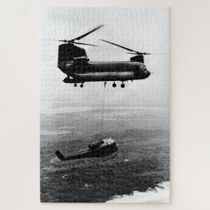 CH-47 Chinook birgt UH-1 Huey – Vietnamkrieg Puzzle
