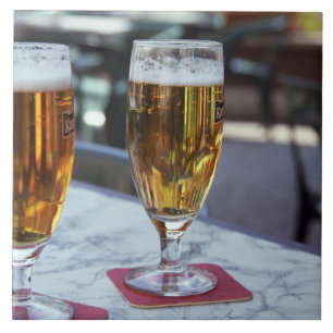 Chablis; zwei kalte Biere bei 42 Grad an einem hei Fliese