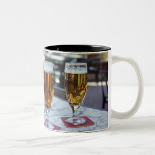 Chablis; zwei kalte Biere bei 42 Grad an einem hei Zweifarbige Tasse