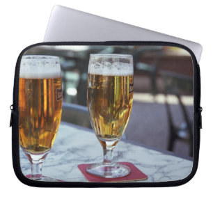 Chablis; zwei kühle Biere bei 42 Grad heißem Somme Laptopschutzhülle