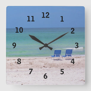 Chairs on the Beach Quadratische Wanduhr