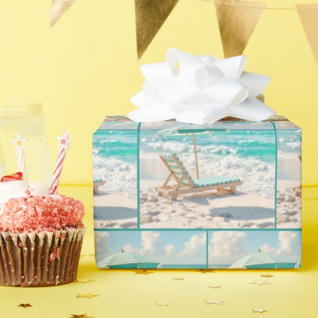 Chaise Lounge auf dem Sand des weißen Ozeans Geschenkpapier (Geburtstagsparty)