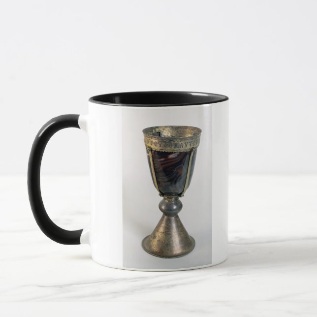 Chalice mit Juwelen und einer Aufschrift auf dem Tasse (Links)