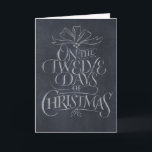Chalkboard 12 Days of Christmas Chalk Calligrafy Feiertagskarte<br><div class="desc">Modische und lustige Chalkboard sehen Grußkarte aus. Diese Kunst ist eine maßgeschneiderte Handschrift. Es wird Leute dazu bringen, in Song auszubrechen... "Fünf Gold Rings... " Man stellt es in einen kleinen Holzrahmen und sieht aus wie ein richtiges, kleines Schieferbrett - ideal für die Dekoration. Diese Karte Es verfügt sogar über...</div>