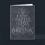 Chalkboard 12 Days of Christmas Chalk Calligrafy Feiertagskarte<br><div class="desc">Modische und lustige Chalkboard sehen Grußkarte aus. Diese Kunst ist eine maßgeschneiderte Handschrift. Es wird Leute dazu bringen, in Song auszubrechen... "Fünf Gold Rings... " Man stellt es in einen kleinen Holzrahmen und sieht aus wie ein richtiges, kleines Schieferbrett - ideal für die Dekoration. Diese Karte Es verfügt sogar über...</div>