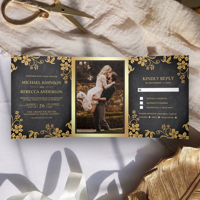 Chalkboard and Gold Foil Floral Blätter Wedding Dreifach Gefaltete Einladung (Von Creator hochgeladen)