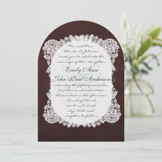 Chalkboard and Lace Deep Burgundy Wedding Einladung (Stehend Vorderseite)