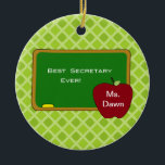 Chalkboard Best Secretary Christmas Ornament<br><div class="desc">Holen Sie sich das perfekte Geschenk für diesen wunderbaren Sekretär, den Sie kennen! Kann zu Weihnachten sein oder nur weil sie/er diese besondere Touch gibt. Dies ist ein Ornament mit einem kleinen, grünen Hintergrund. Es steht "Bester Sekretär je" geschrieben auf einer Tafel. Rechts vom Brett ist ein roter Apfel. Persönliche...</div>