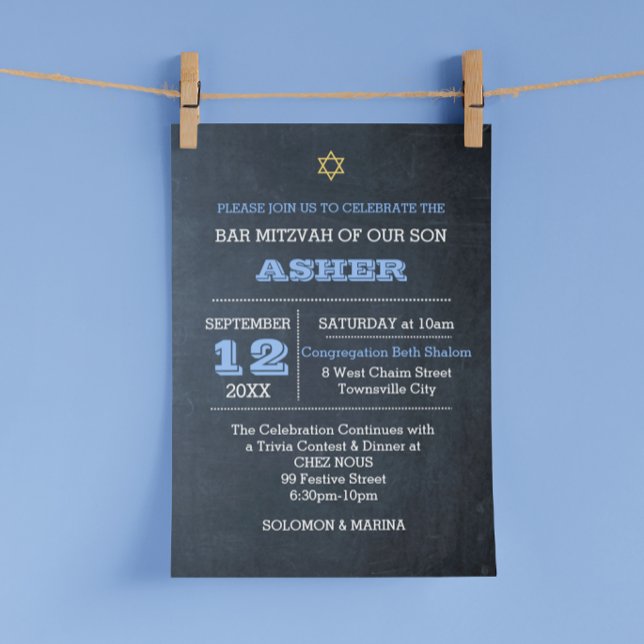 Chalkboard Blue Large Name Aligned Bar Mitzvah Einladung (Von Creator hochgeladen)