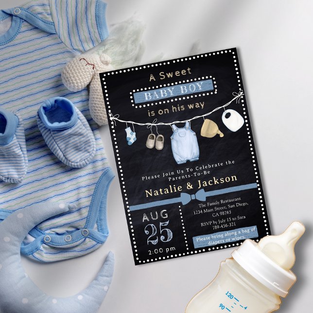 Chalkboard Boy Clothes Kinderdusche Einladung (Chalkboard Boy Clothes Baby Shower Invitation)