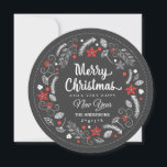 CHALKBOARD CHRISTMAS FLORAL WREATH FERIENHAUS FOTO FEIERTAGSKARTE<br><div class="desc">MERRY CHRISTMAS: Heller und fröhlicher Kreidekunst, botanischer Kranz mit Poinsettia, Heilig, Beeren und Blattwerk in Rot und Weiß auf Kreideboden. Personalisieren Sie dieses Foto mit Ihrem Familiennamen und fügen Sie Ihre Lieblingssymbole hinzu. Zeitgenössische, klassische, moderne und stilvolle Art und Weise, um angesagte, fröhliche Winterferien Grüße an Freunde und Familie zu...</div>