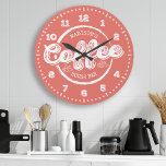 Chalkboard Coffee House Bar Monogram<br><div class="desc">Chalkboard Coffee House Bar Monogram Custom Color Large Clock. Personalisierte individuelle Name Küchenwanduhr im trendigen Chalkboard-Stil mit zwei Textbereichen,  die Sie individuell gestalten können. Klicken Sie weiter,  um den Farbwähler der Hand anzuzeigen und wählen Sie Ihre eigene Farbe aus! Das Hotel liegt sehr zentral und ist sehr zentral gelegen.</div>