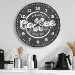 Chalkboard Coffee House Bar Monogram Custom Große Wanduhr<br><div class="desc">Chalkboard Coffee House Bar Monogram Custom Large Clock. Personalisierte individuelle Name Küchenwanduhr im trendigen Chalkboard-Stil mit zwei Textbereichen,  die Sie individuell gestalten können. Das Hotel liegt sehr zentral und trotzdem ruhig.</div>