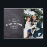 Chalkboard Couple Hund Weihnachtsfeiertag Fotokart Feiertagspostkarte<br><div class="desc">Chalkboard Couple Dog Weihnachts-Weihnachtsfoto-Karte Kann vollständig an Ihre Bedürfnisse angepasst werden Anzug. © Gorjo Designs via Zazzle. // Sie suchen passende Artikel? Andere Schreibwaren aus dem Set, die im Bereich "Sammlungen" meines Ladens erhältlich sind. // Hinweis: Foto wird nur als Platzhalter verwendet. Sie müssen vor der Bestellung/dem Druck durch Ihr...</div>