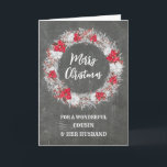 Chalkboard Cousin und ihr Mann frohe Weihnachten Karte<br><div class="desc">Frohe Weihnachten für den Cousin und ihre Ehemannskarte mit rustikalem Country-Chalkboard-Muster und schneebedecktem Kranz mit Poinsettias.</div>